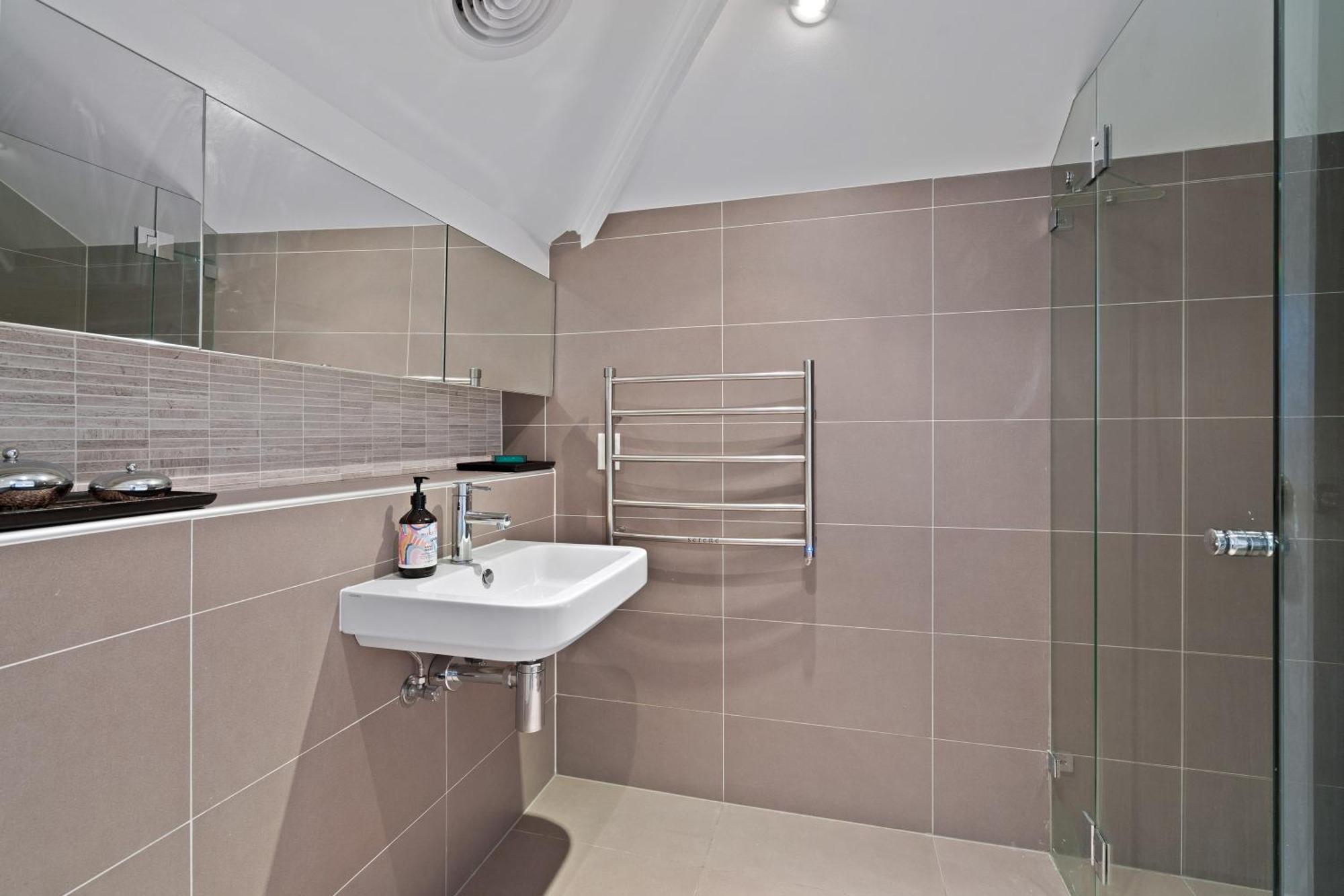 The Bay Retreat - Neutral Bay Apartment